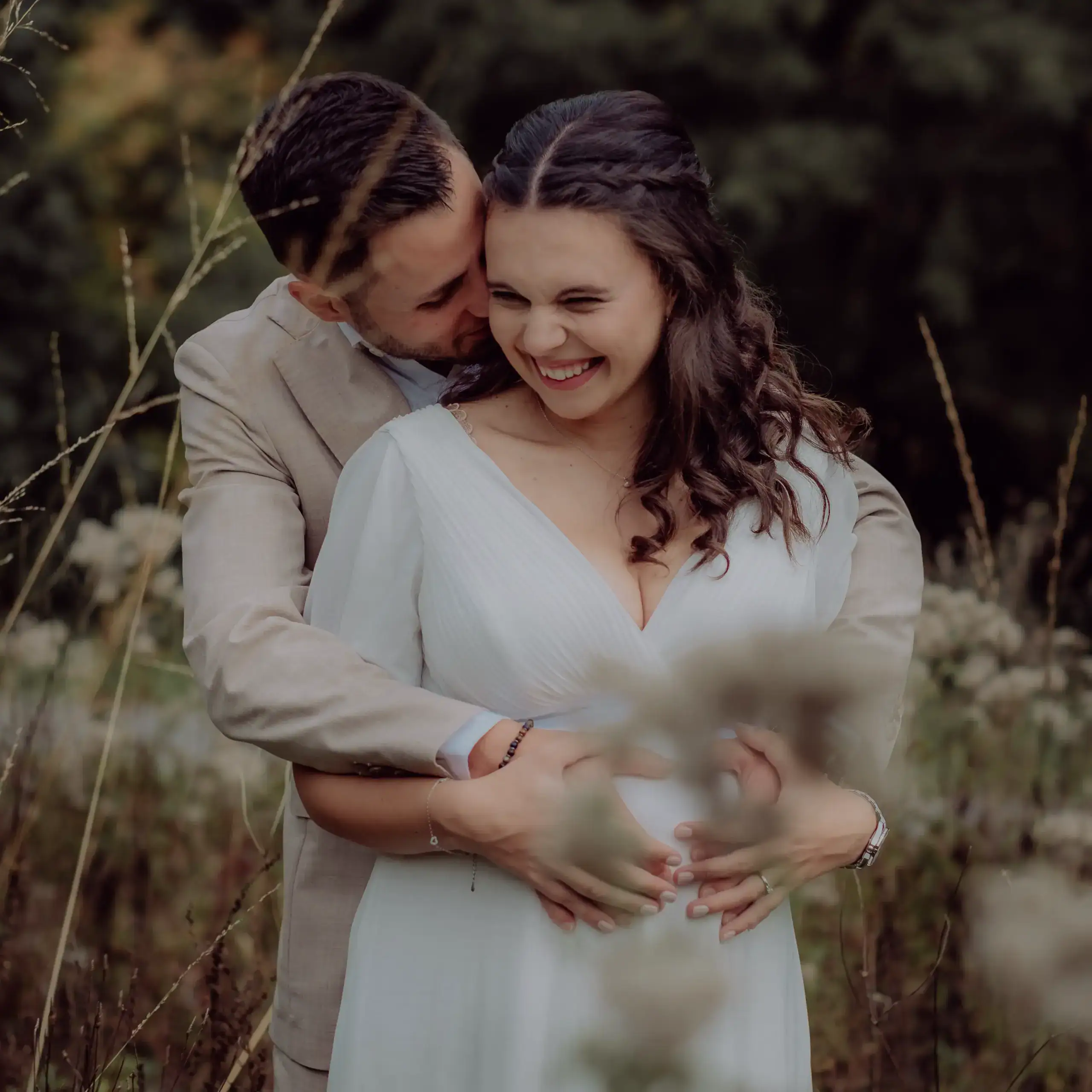 Hochzeitspaar beim Shooting mit Babybauch