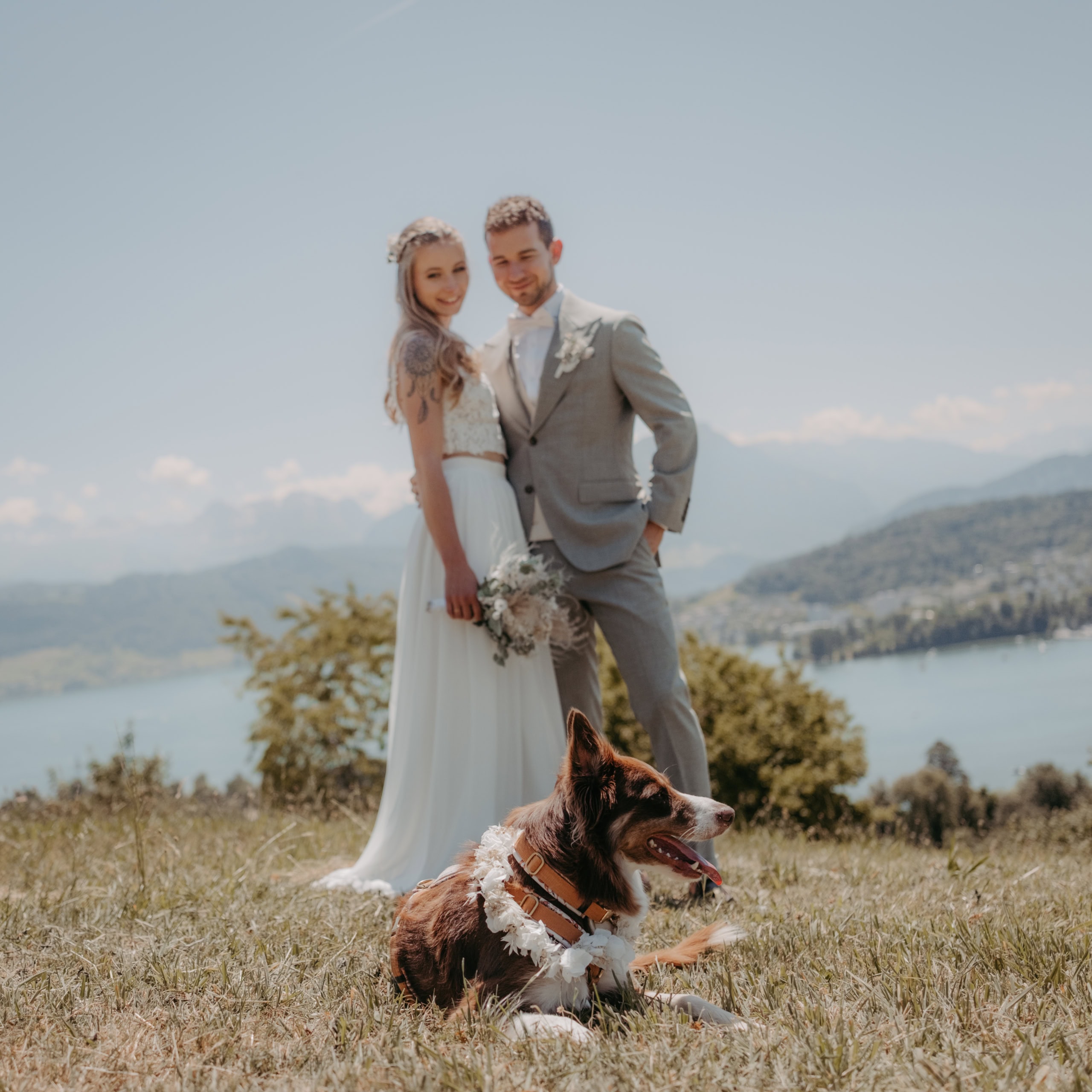 Hochzeit mit Hund in Luzern: natürliche Hochzeitsfotos im Schlössli Utenberg – begleitet von einer Hochzeitsfotografin mit viel Hundeerfahrung.