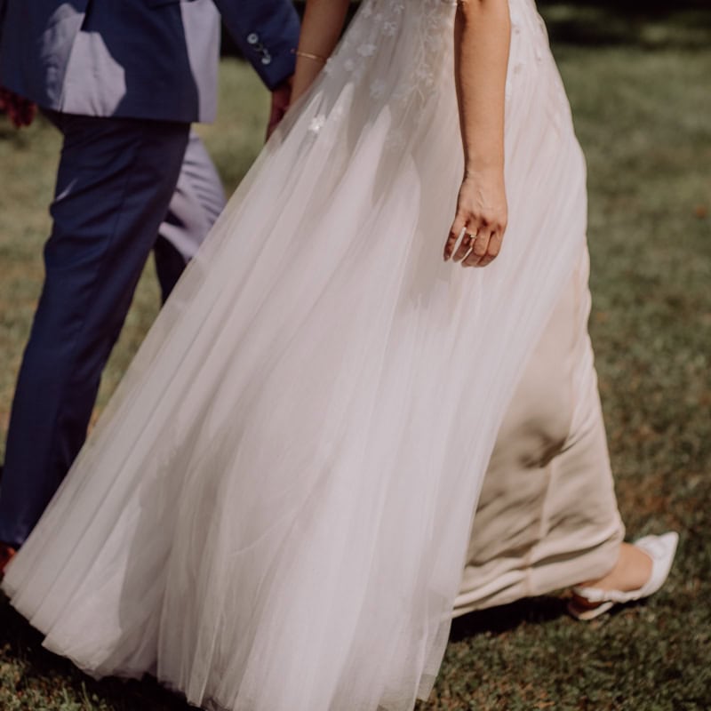 laufendes Brautpaaund Hochzeitsfotografin in der Villa Villette Cham Sommerhochzeit